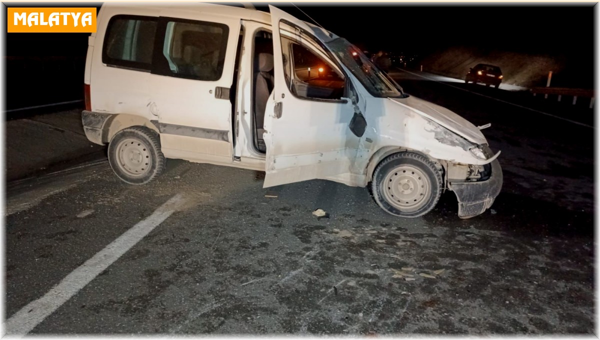 Kontrolden çıkan hafif ticari araç takla attı: 2 yaralı