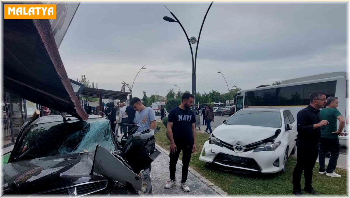 Kontrolden çıkan kamyon ortalığı savaş alanına çevirdi