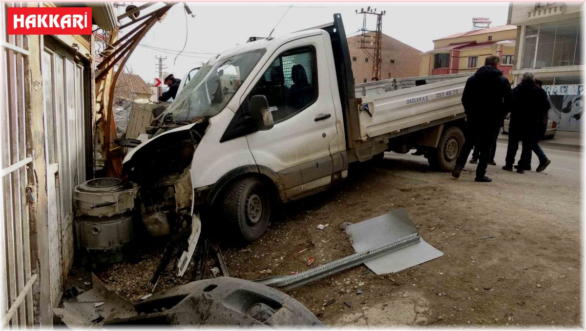 Kontrolden çıkan kamyonet elektrik direğine çarparak durdu