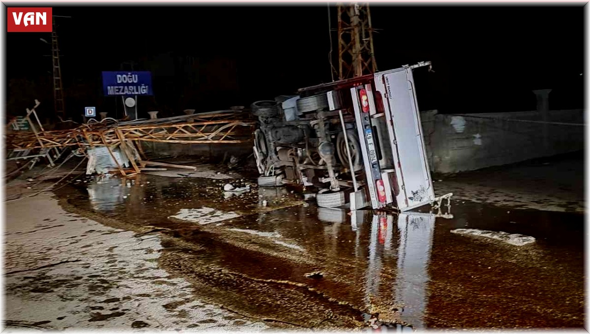 Kontrolden çıkan kamyonet elektrik direğine çarptı: 1 yaralı