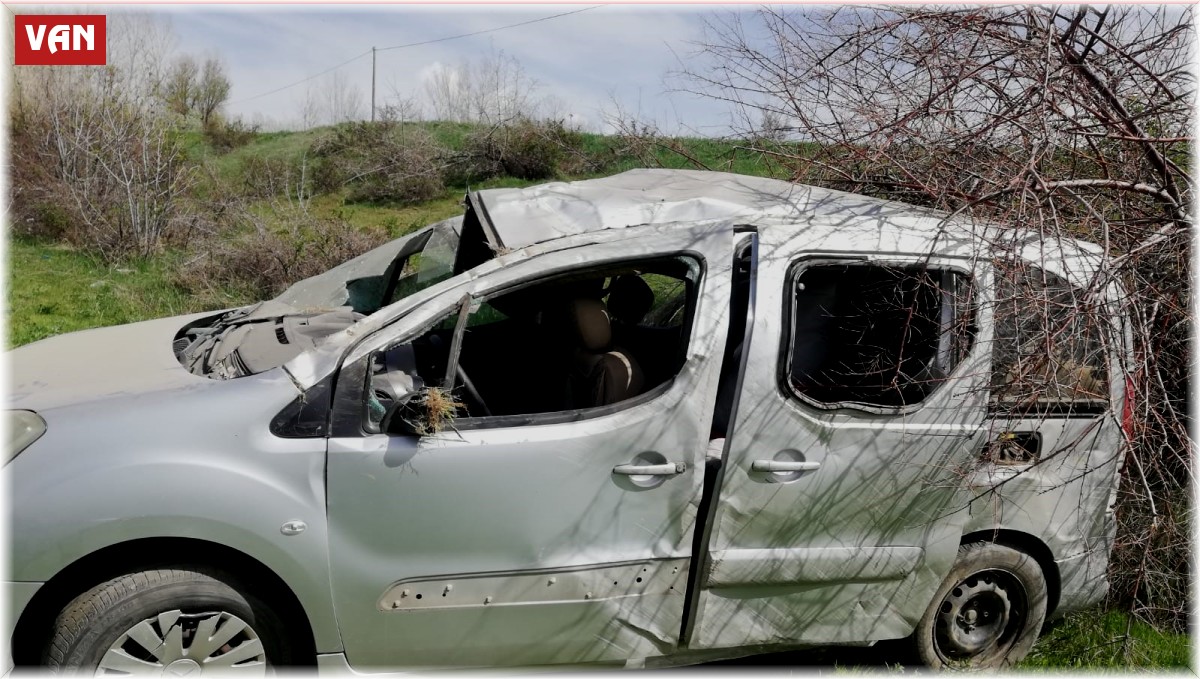 Kontrolden çıkan kamyonet şarampole yuvarlandı: 4 yaralı