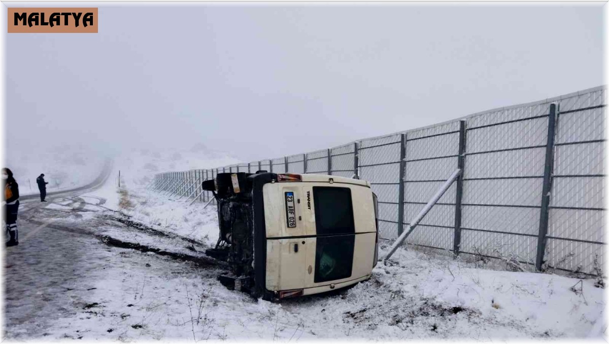 Kontrolden çıkan minibüs devrildi: 14 yaralı