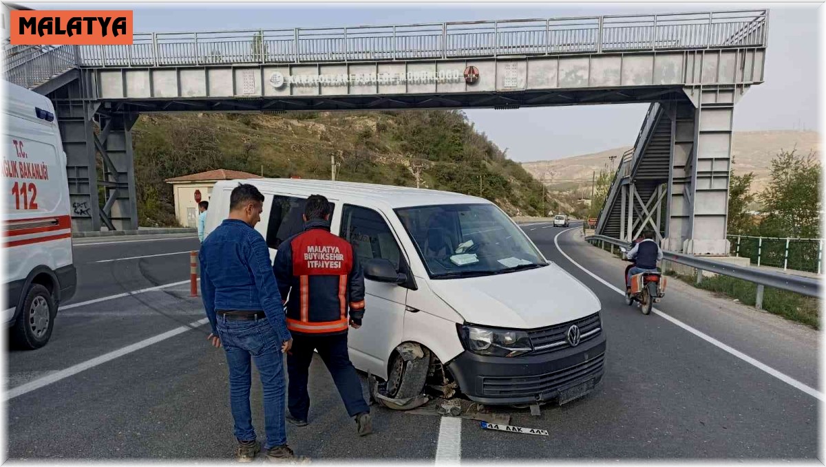 Kontrolden çıkan minibüs kaza yaptı: 2 yaralı