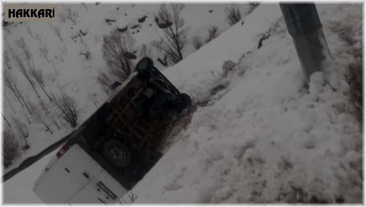 Kontrolden çıkan minibüs şarampole yuvarlandı