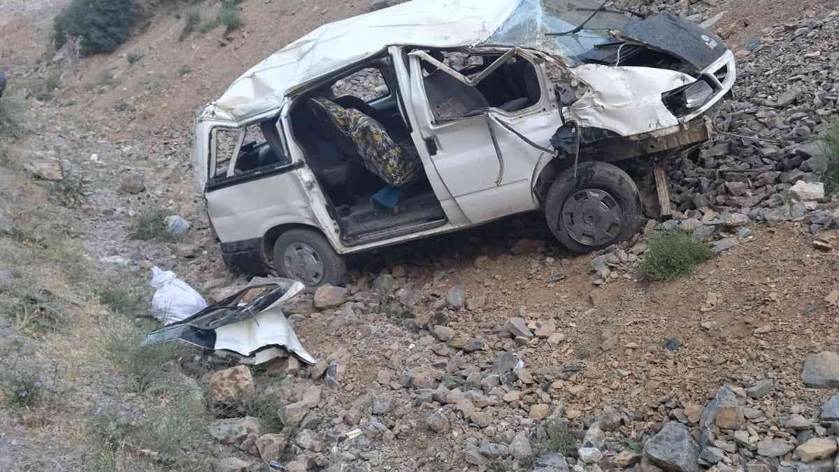 Kontrolden çıkan minibüs takla attı: 2 ölü, 8 yaralı