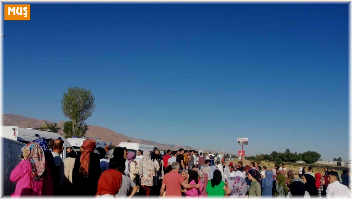 Kontrolden çıkan minibüs yan yattı: 13 yaralı