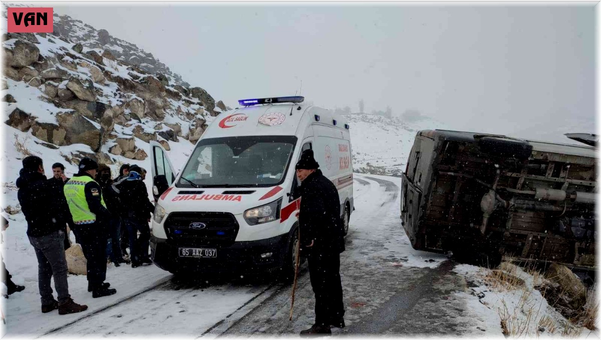 Kontrolden çıkan minibüs yan yattı: 2 yaralı