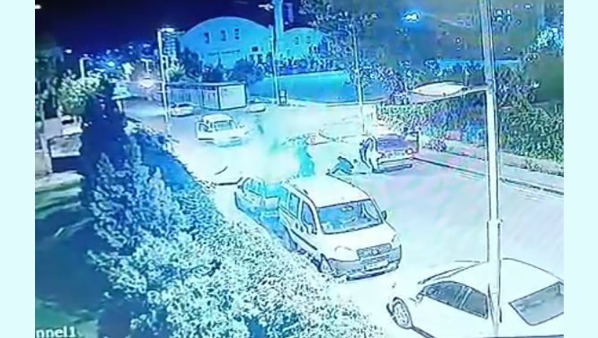 Kontrolden çıkan motosiklet otomobilin altına girdi