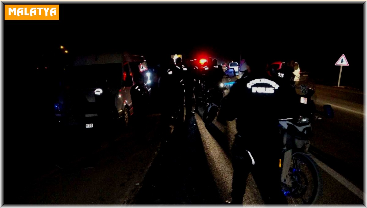 Kontrolden çıkan motosiklet taziyeden dönenlerin arasına daldı: 3 yaralı