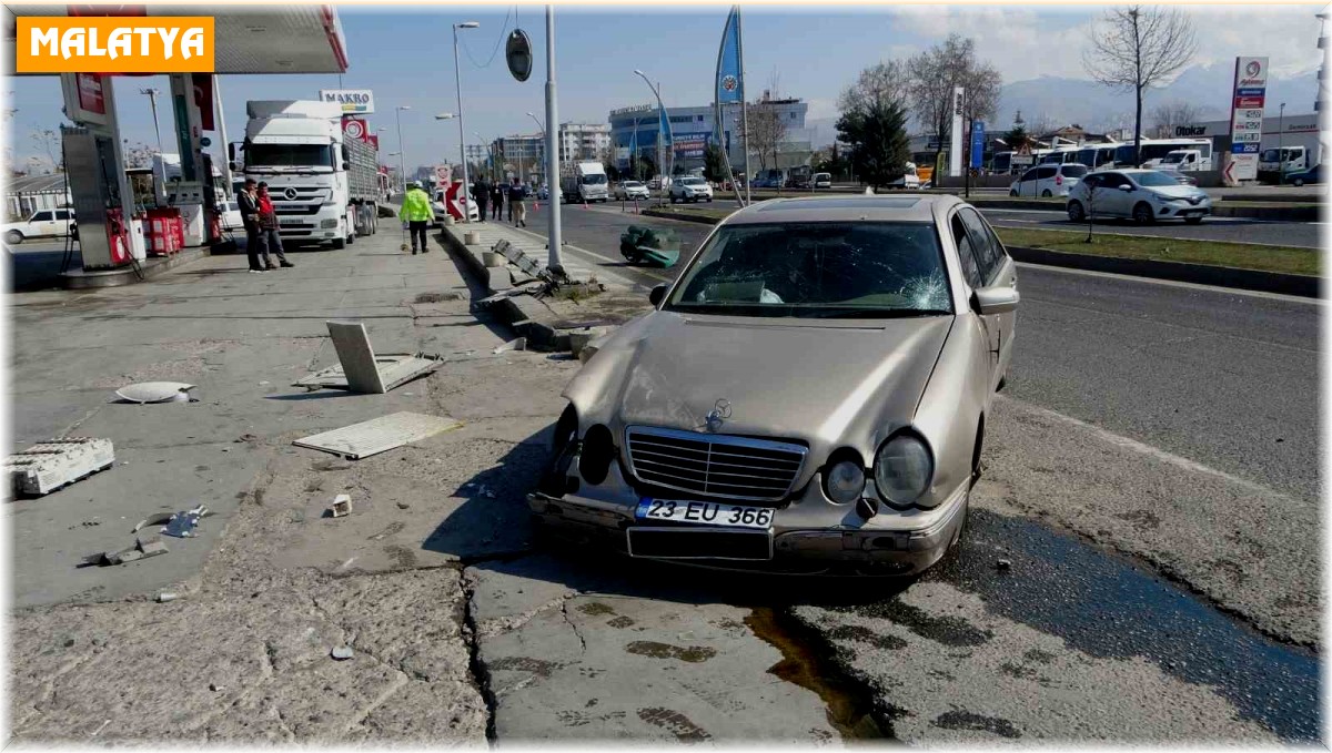 Kontrolden çıkan otomobil akaryakıt istasyonuna daldı