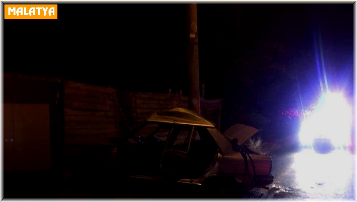 Kontrolden çıkan otomobil aydınlatma direğine çarptı: 2 yaralı