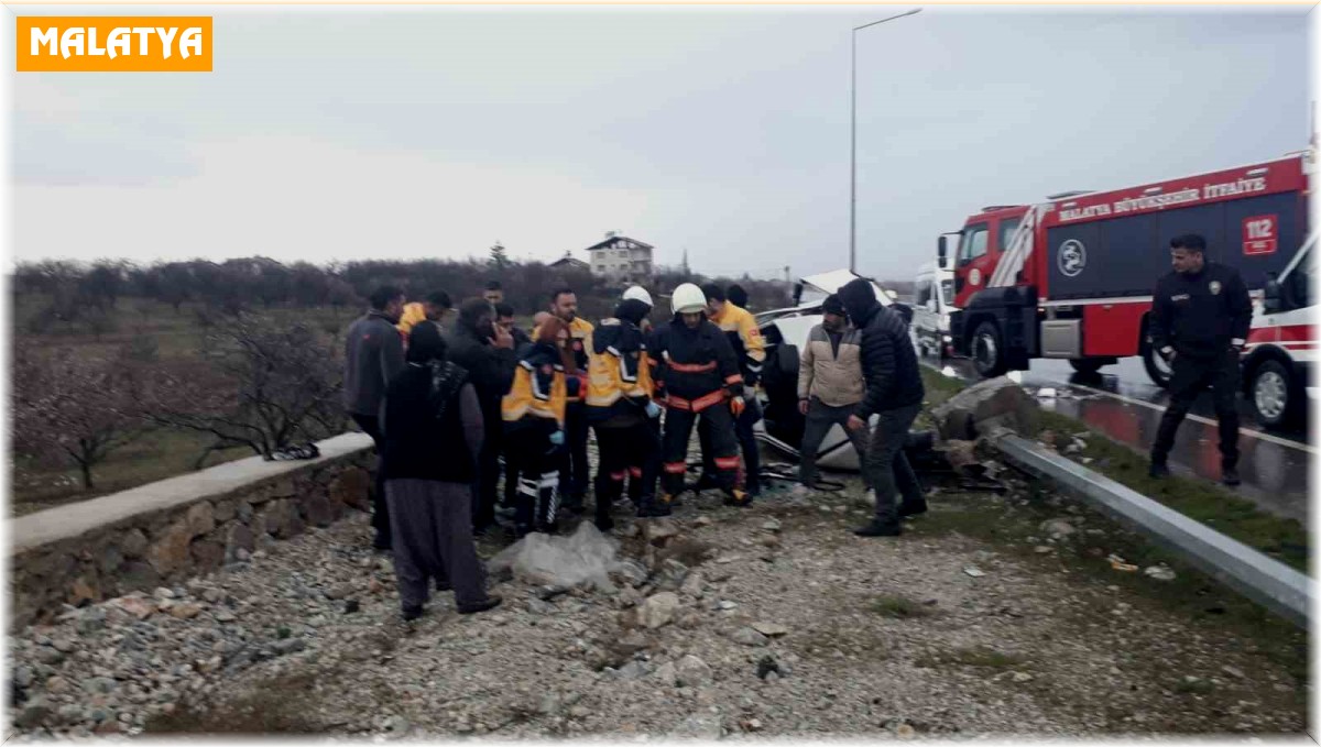 Kontrolden çıkan otomobil bariyerlere çarpıp yan yattı: 3 yaralı