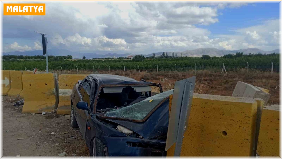 Kontrolden çıkan otomobil bariyerlere çarptı: 4 yaralı