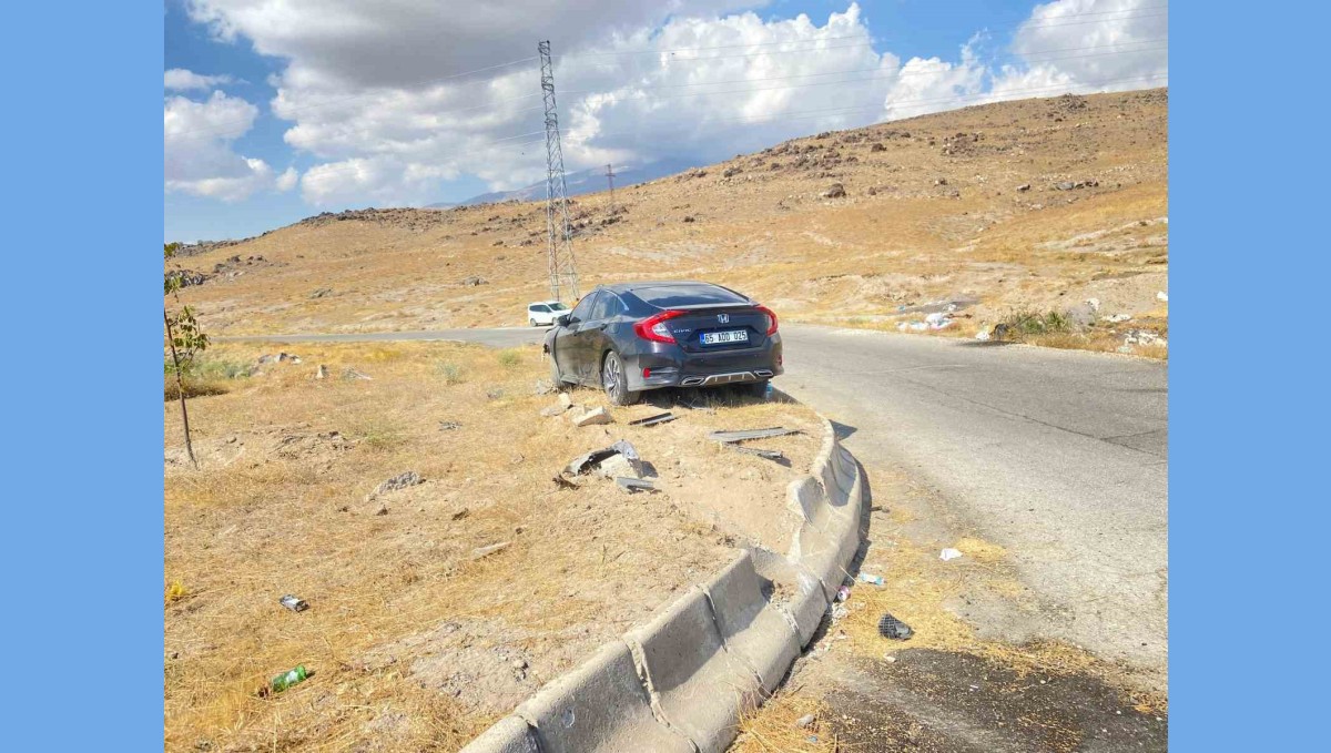 Kontrolden çıkan otomobil bariyerlere çarptı: 4 yaralı