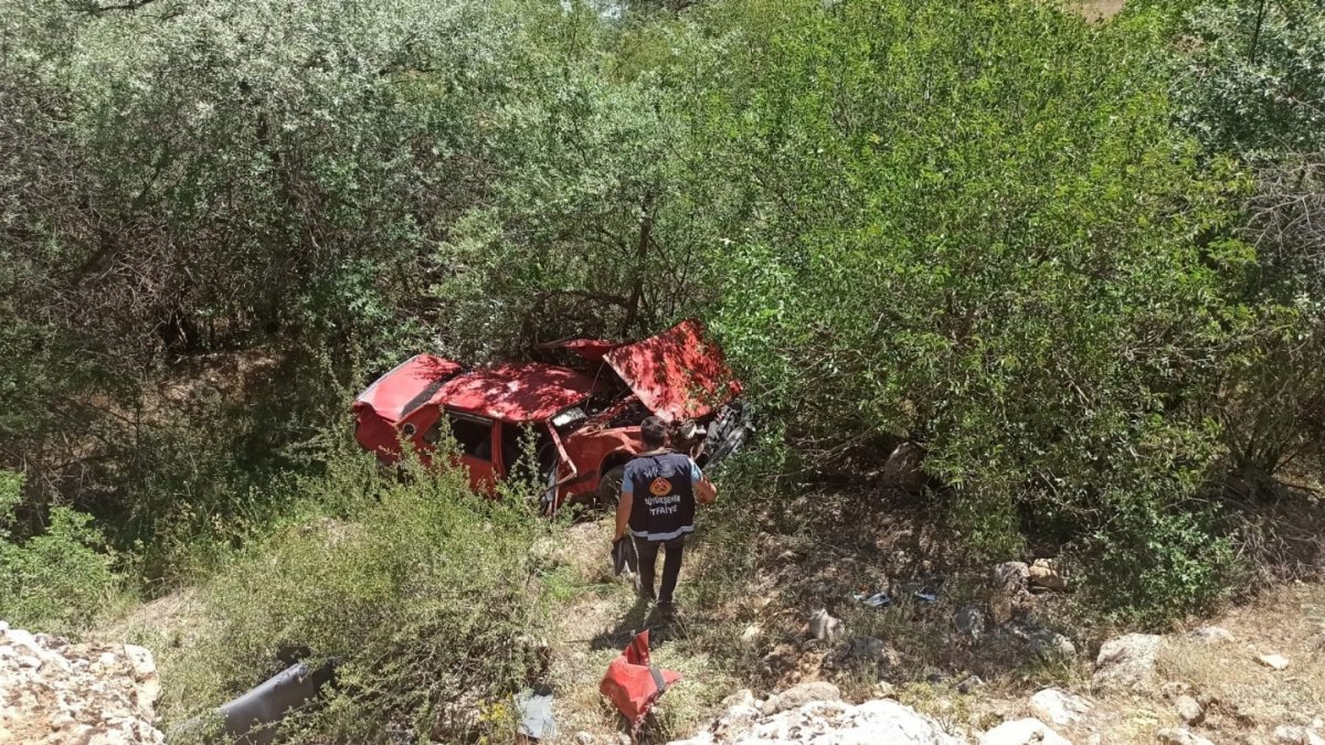 Kontrolden çıkan otomobil Botan Çayı'na uçtu: 2 yaralı