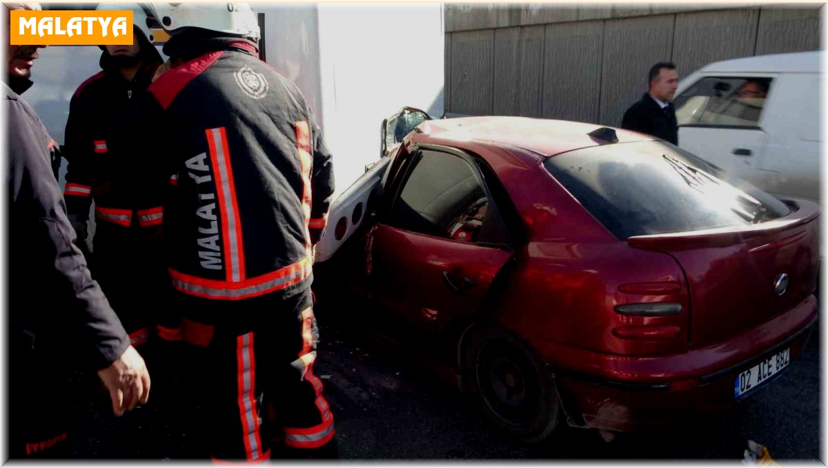 Kontrolden çıkan otomobil çarptığı araca ok gibi saplandı