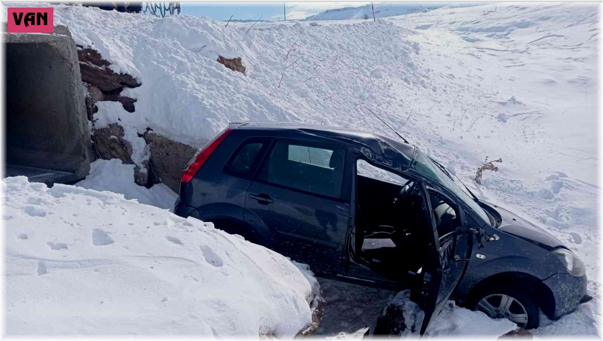 Kontrolden çıkan otomobil dereye uçtu: 2 yaralı