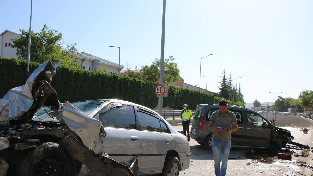Kontrolden çıkan otomobil, direği söküp karşı şeritte araca çarptı: 1'i ağır 2 yaralı