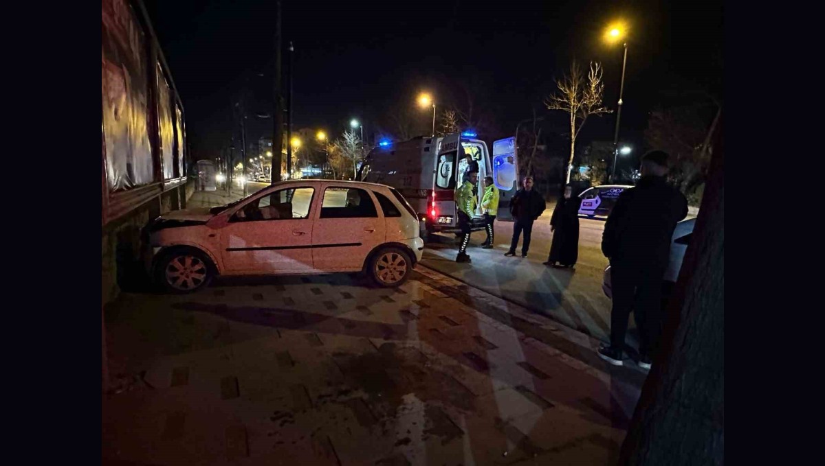 Kontrolden çıkan otomobil duvara çarparak durabildi