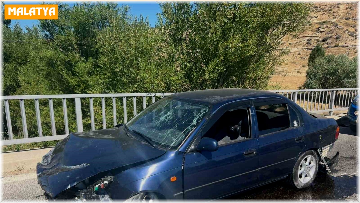 Kontrolden çıkan otomobil köprü korkuluklarına çarptı: 2 yaralı