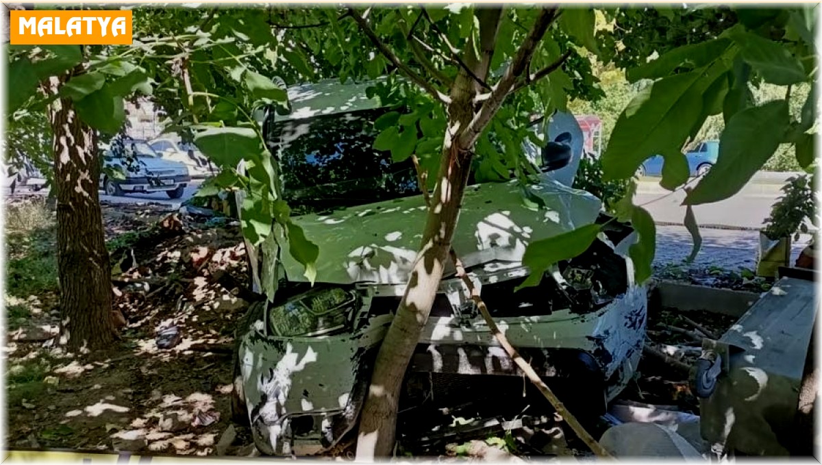 Kontrolden çıkan otomobil öğrencilerin arasına daldı