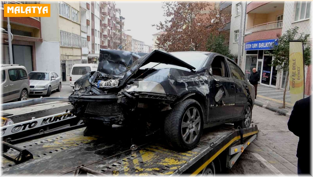 Kontrolden çıkan otomobil park halindeki araçların arasına daldı: 1 yaralı