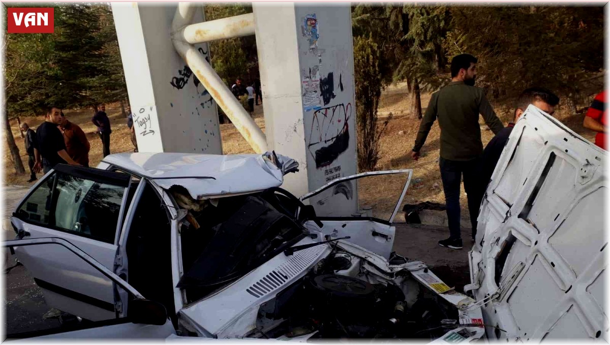 Kontrolden çıkan otomobil üst geçit direğine çarptı: 2 yaralı