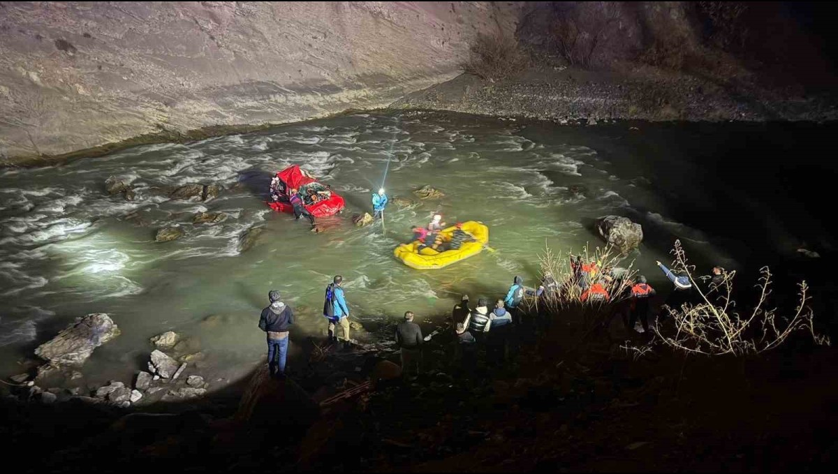 Kontrolden çıkan otomobil Zap Suyu'na uçtu: 1'i ağır yaralı