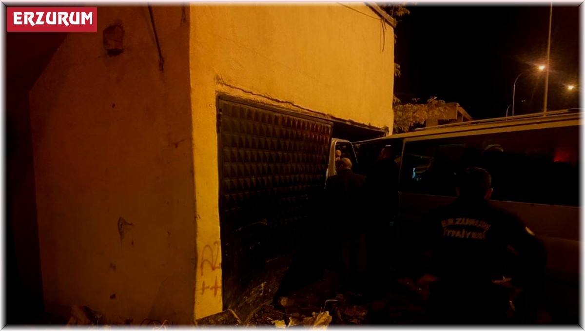 Kontrolden çıkan ticari araç garaja girdi