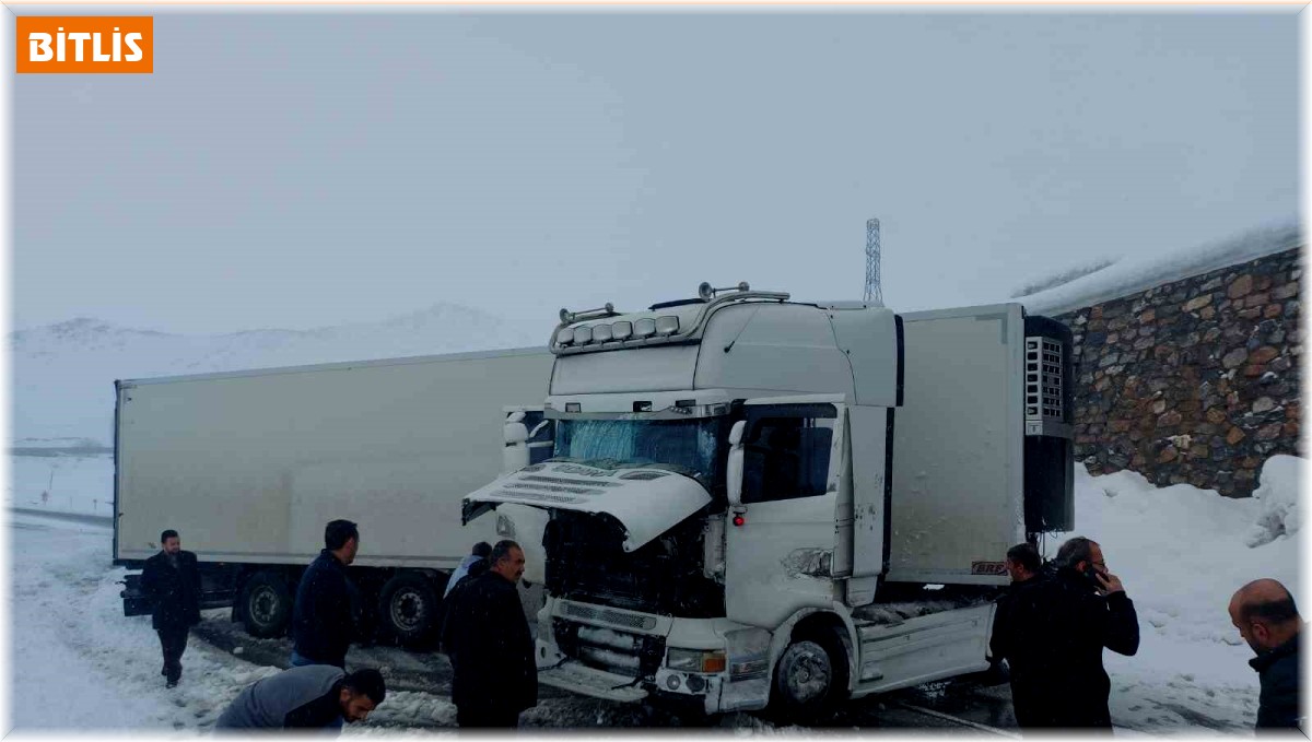 Kontrolden çıkan tır refüje çarptı: 2 yaralı