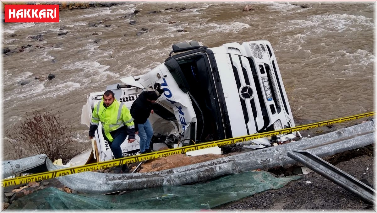Kontrolden çıkan tır yan yattı
