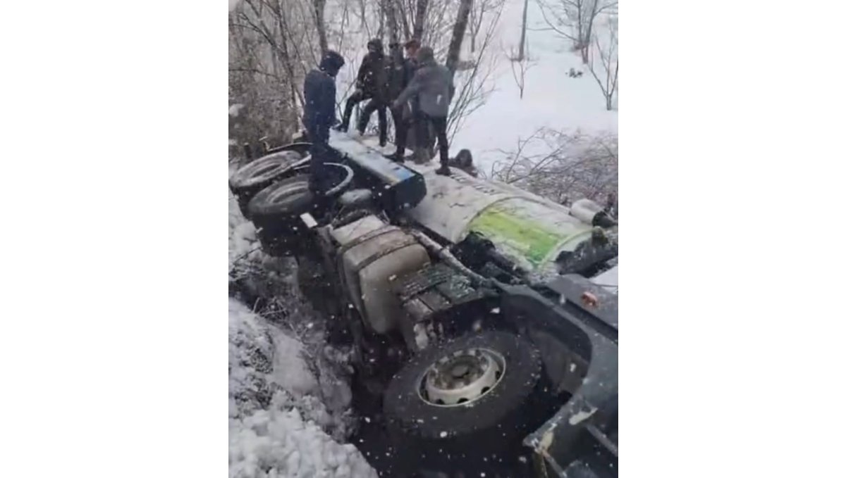 Kontrolden çıkan vidanjör şarampole devrildi