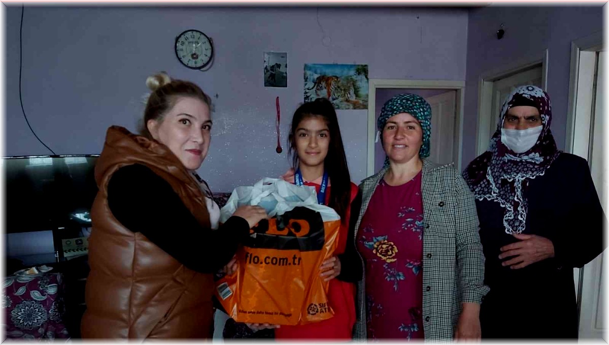 Konyar milli sporcuyu evinde ziyaret etti