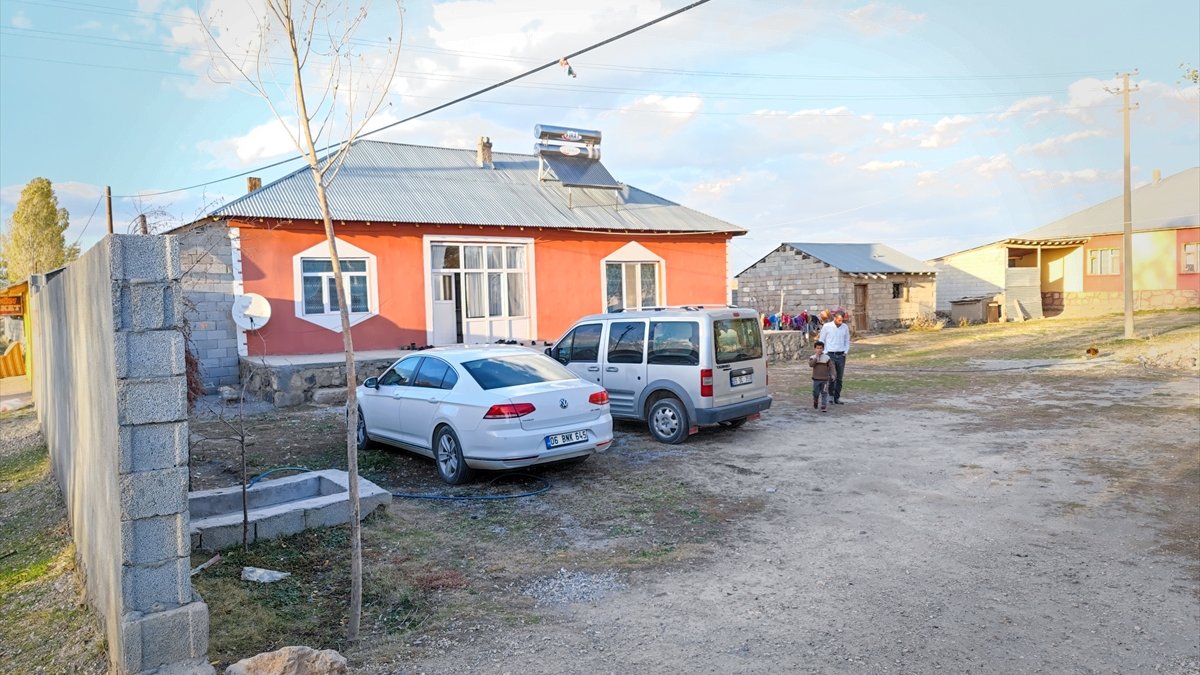 Köpeğin ısırdığı 2 çocuktan biri Ankara'daki tedavisinin ardından evine döndü