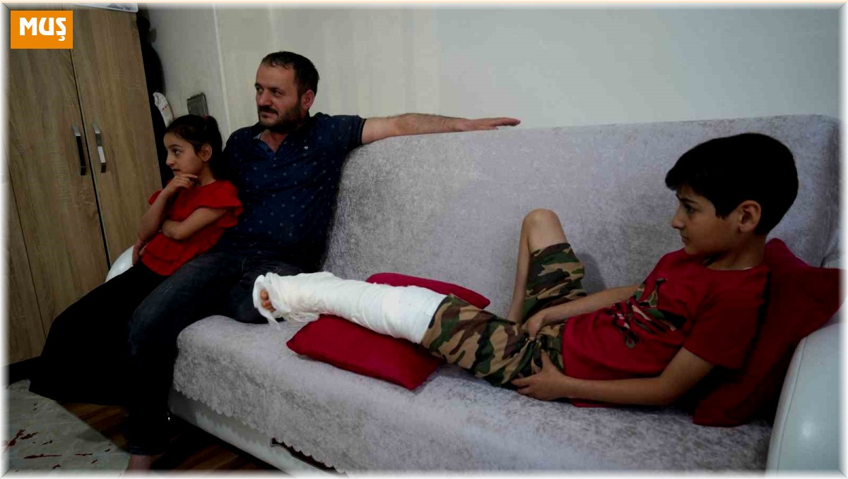 Köpeğin saldırdığı çocuk duvardan atlayarak bacağını kırdı