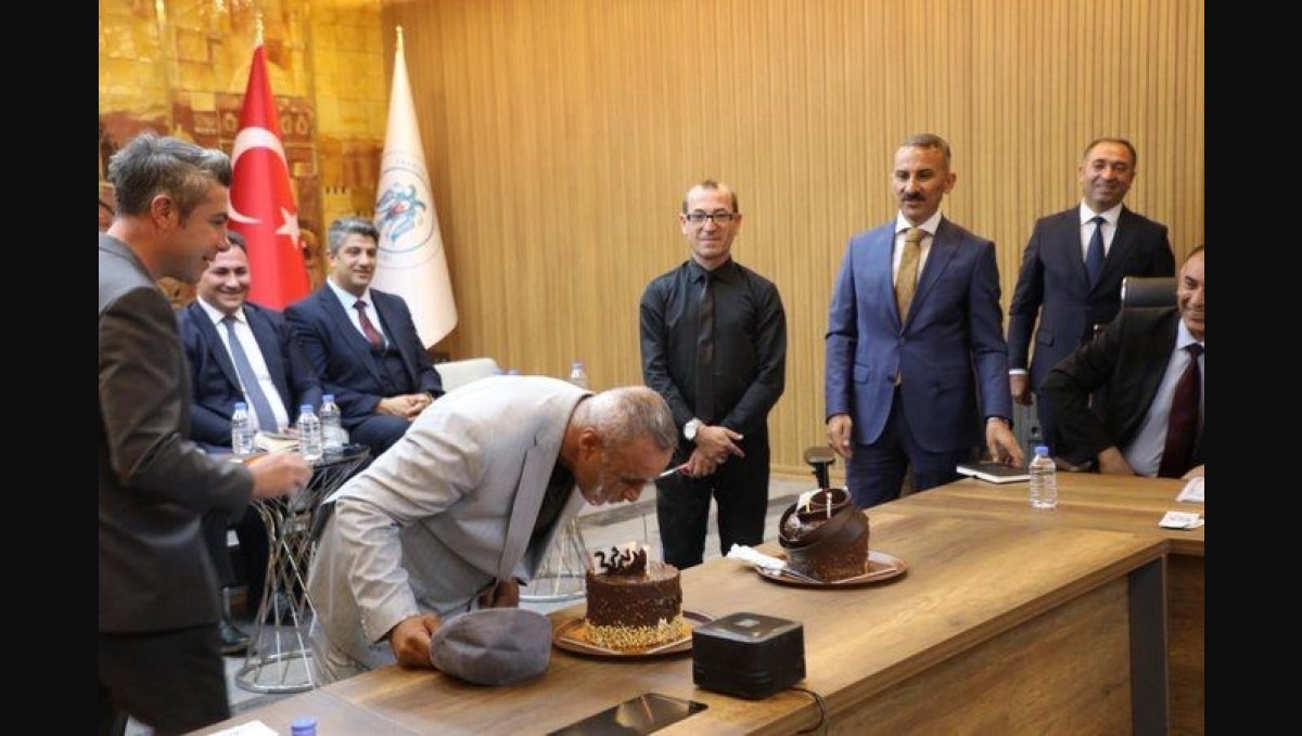 Köprü dizisine de konu olan Erzincan'ın güleç yüzü Tuncay'a, Validen doğum günü sürprizi