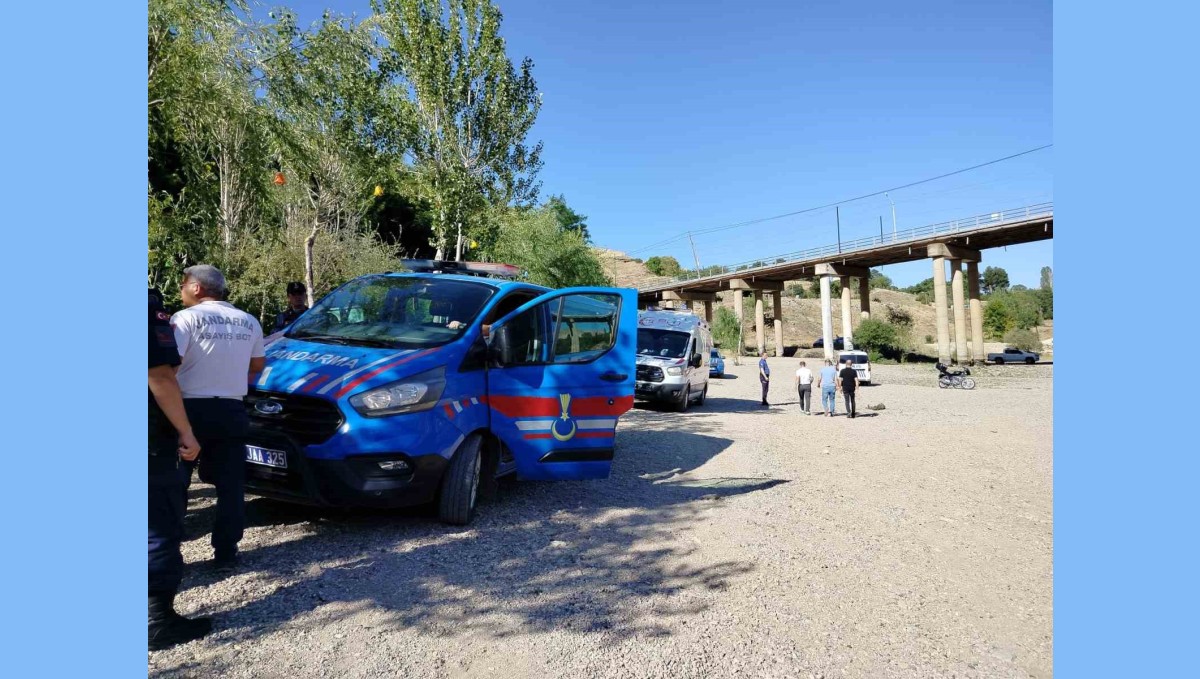 Köprüden nehre atlayan yaşlı adamı tekne turu yapanlar kurtardı