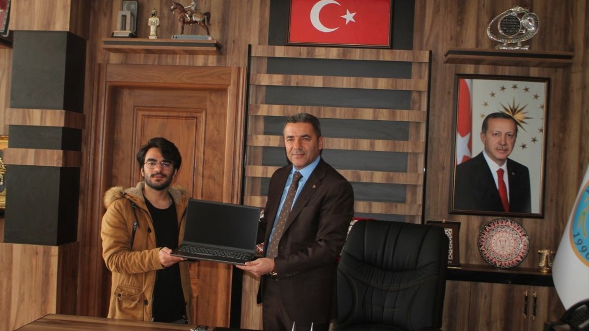 Korkut Belediye Başkanı Pekbay, tıp fakültesini kazanan öğrenciyi ödüllendirdi