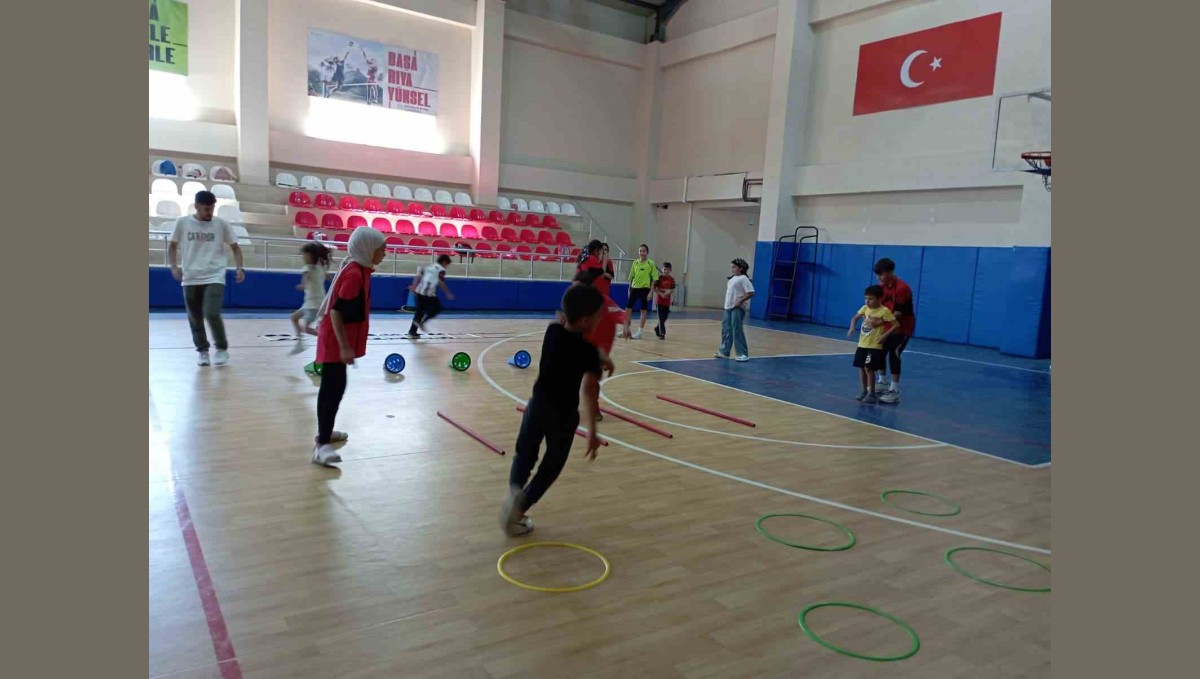 Korkut'ta kort tenisi antrenmanları devam ediyor