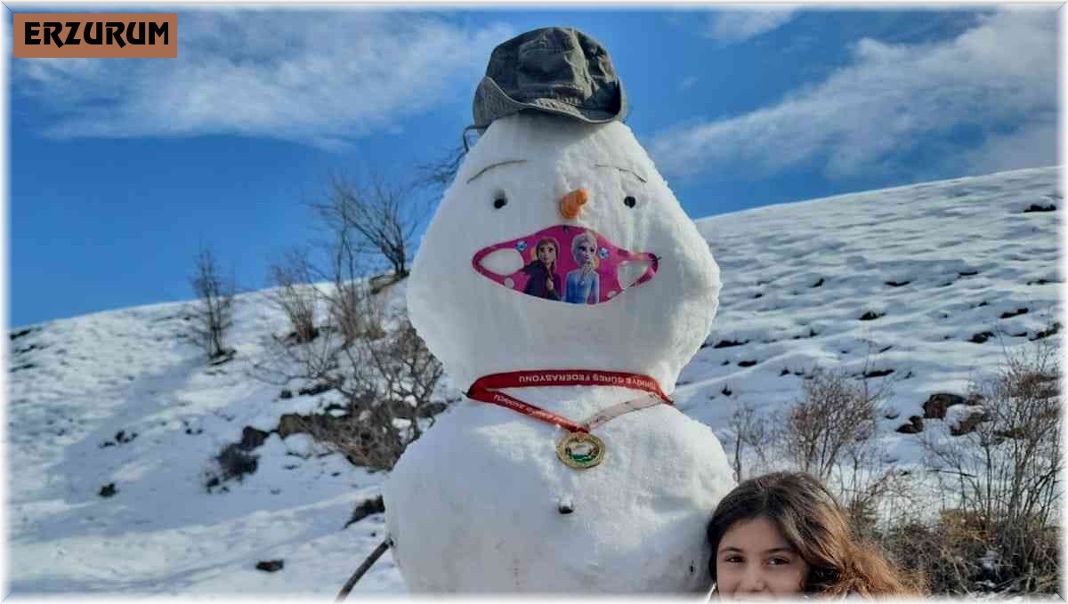 Korona virüse dikkat çekmek için yaptıkları kardan adama maske taktılar