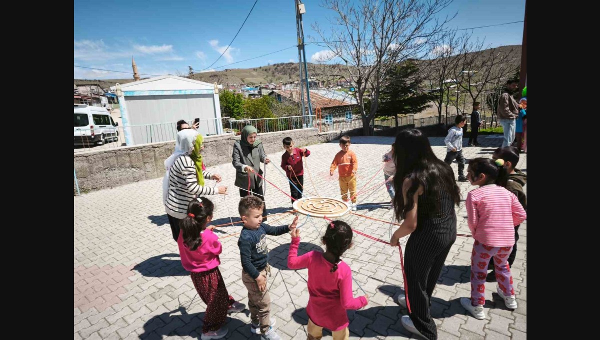 Koruma altındaki çocuklar ile köy okulu öğrencileri arasında şölen tadında etkinlik
