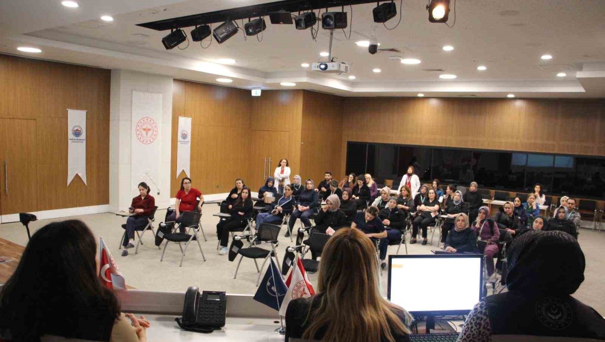 Koruyucu aile hizmet modeli sağlık çalışanlarına tanıtıldı