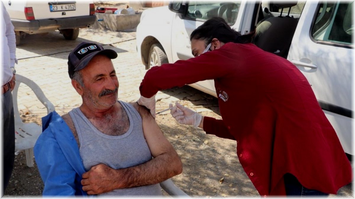 Kovancılar ’da aşı seferberliği, ekipler kapı kapı dolaşıp vatandaşları aşılıyor