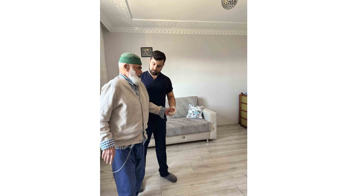 Kovancılar'da bir ilk: Evde fizik tedavi uygulaması