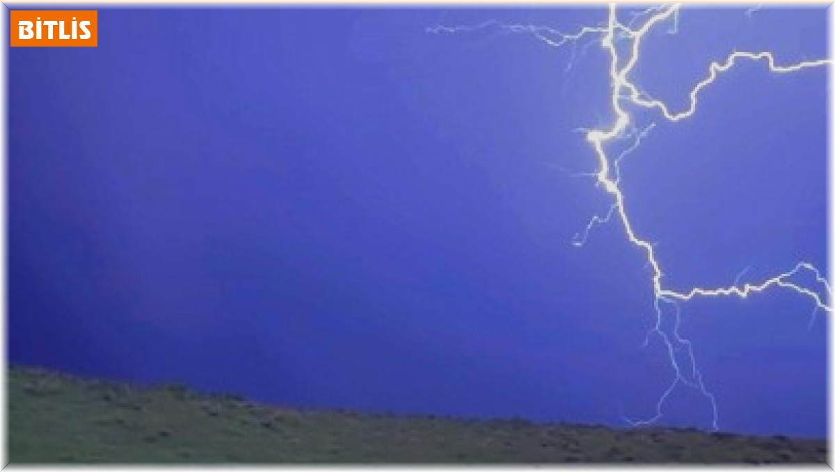 Kovanlarını taşıyan arıcılar şimşeklerin arasında kaldı