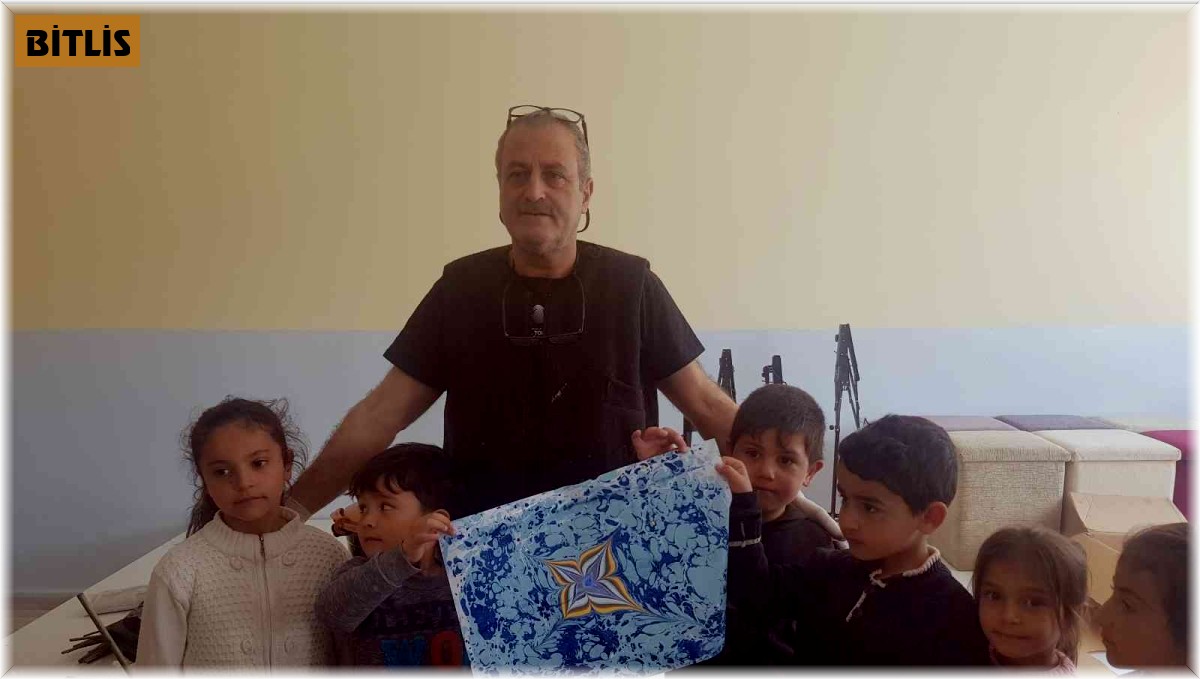 Köy çocukları ebru sanatını öğreniyor