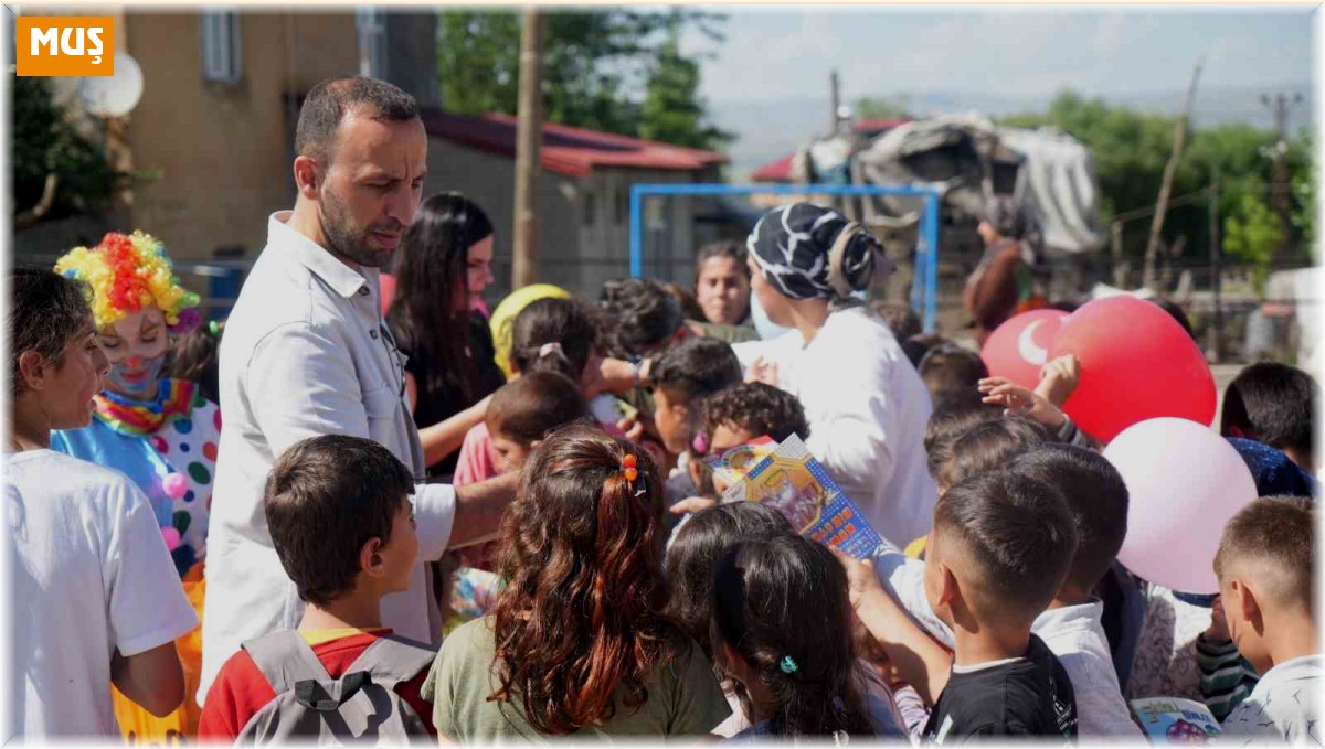 Köy çocukları müzik eşliğinde geleneksel oyunlar oynadı