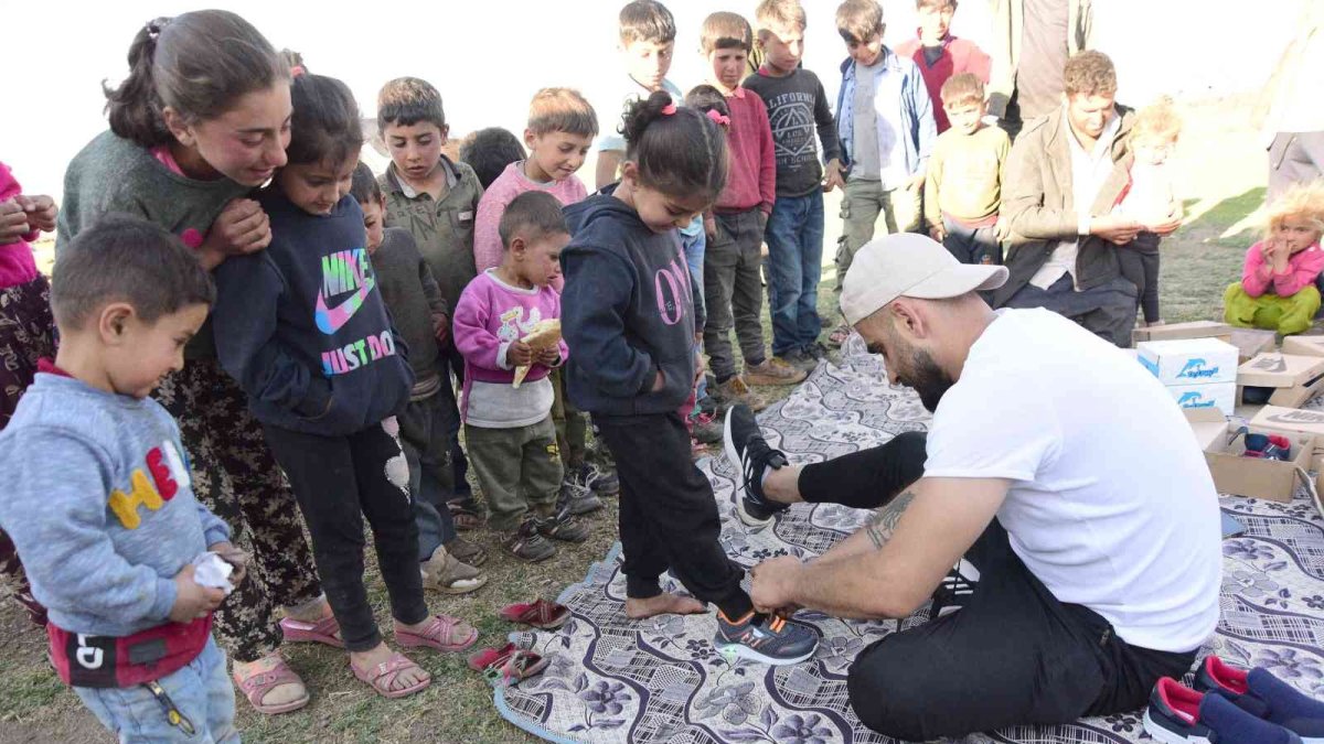 Köy çocuklarına bayramlık ayakkabı