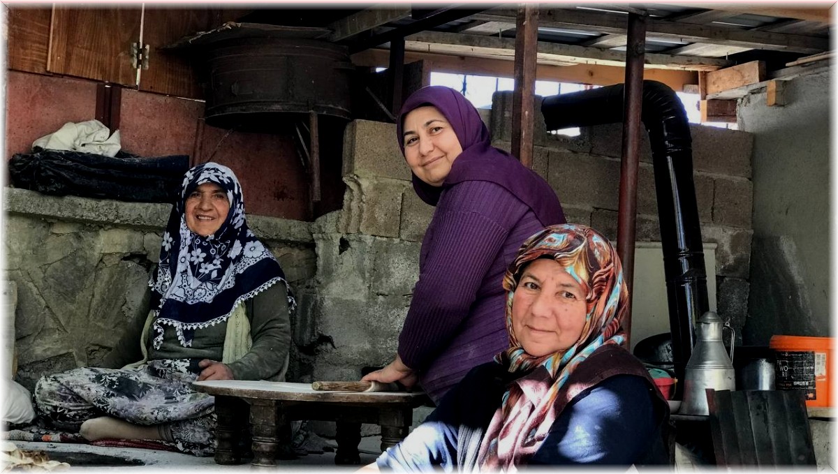 Köy kadınlarından zorlu tandır ekmeği yapımı