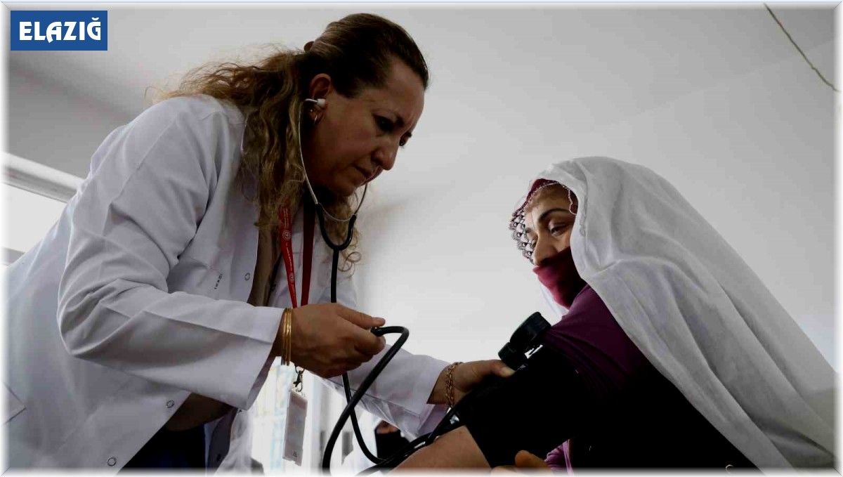 Köy köy gezerek vatandaşlara sağlık aşılıyorlar